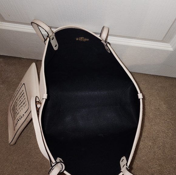 Reversible Coach city tote - Picture 7 of 9